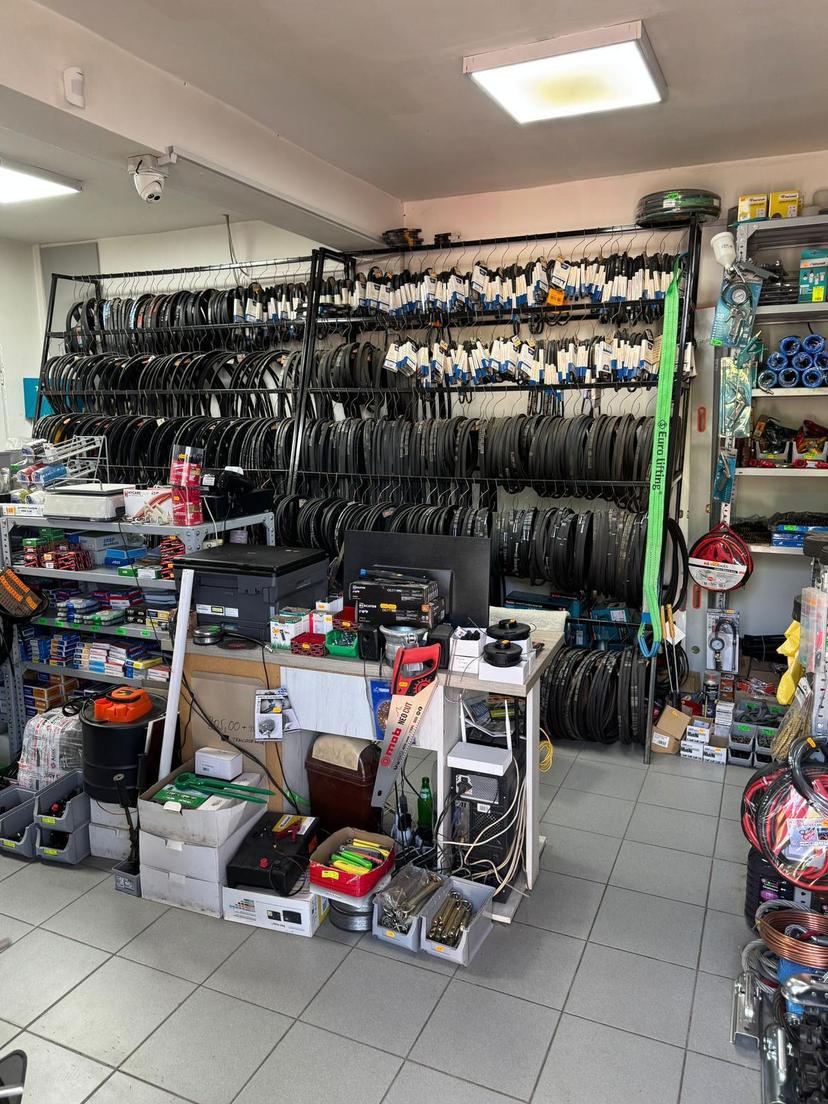 Perete cu curele de transmisie, în magazinul din Ștei