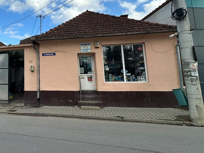 Fațada magazinului Șuruburi Ulvas din Beiuș, pe strada Vasile Lucaciu nr. 27